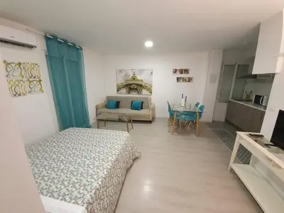 Una televisión o centro de entretenimiento en Vivienda Turistica Diseño en los Patios de San Basilio