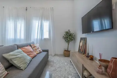 Una televisión o centro de entretenimiento en El Oasis de San Pedro