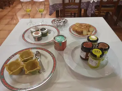 Comida en o cerca de este hotel