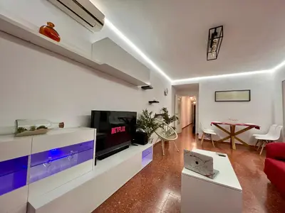 Una televisión o centro de entretenimiento en Amplio apartamento familiar con parking privado en pleno centro de Córdoba