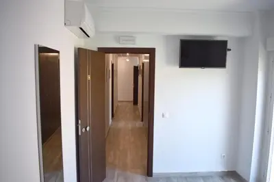 Una televisión o centro de entretenimiento en Iznájar Suites