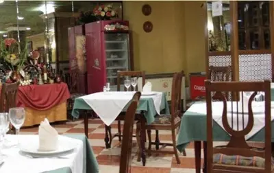 Un restaurante o sitio para comer en Hotel Torrezaf