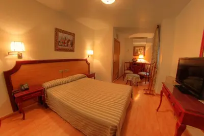 Una televisión o centro de entretenimiento en Hotel Torrezaf