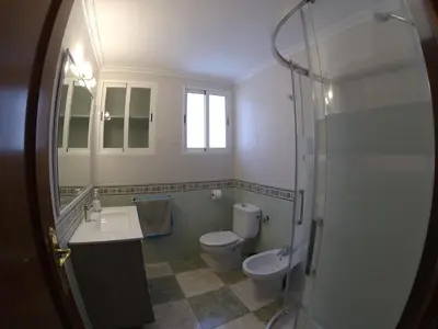 Un baño de ALTILLO 25 GARAJE Y WIFI GRATIS