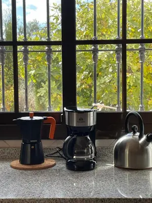 Utensilios para hacer té y café en Villa en lo alto del monte
