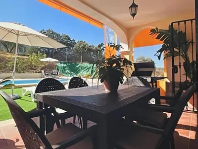 Piscina en o cerca de Villa en lo alto del monte