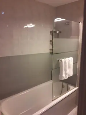Un baño de Two Bedrooms Leonor Davalos 2