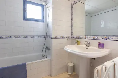Un baño de Espectacular apartamento con terraza privada parking