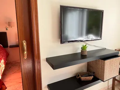 Una televisión o centro de entretenimiento en Milenium Palace - Garaje incluido - Piscina-FIBES