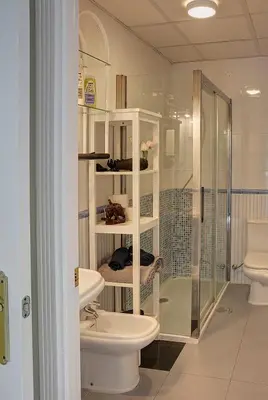 Un baño de SEVILLA BUTTERFLY SUITES