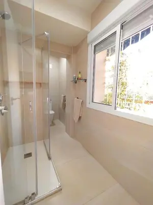 Un baño de Apartamento con gran terraza jardín cerca del centro