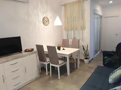 Una televisión o centro de entretenimiento en Alzahira 1