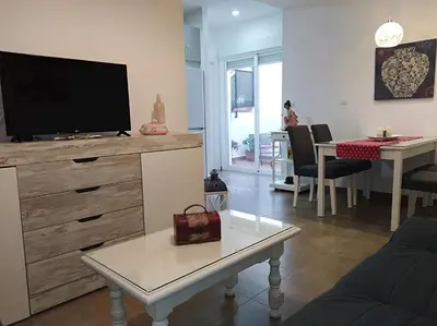 Una televisión o centro de entretenimiento en Alzahira 2