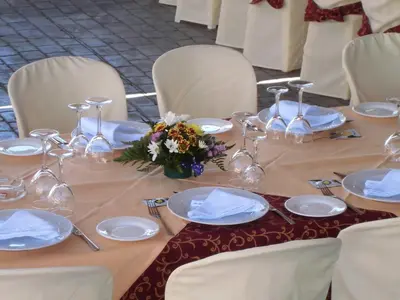 Un restaurante o sitio para comer en Hotel Rural Restaurante Los Rosales