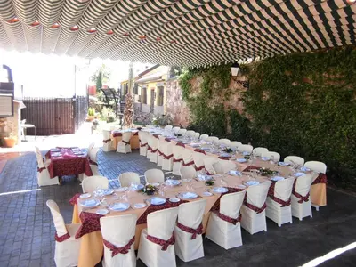 Un restaurante o sitio para comer en Hotel Rural Restaurante Los Rosales
