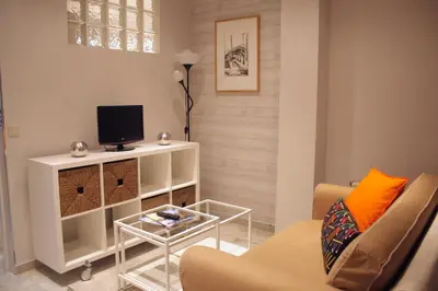 Una televisión o centro de entretenimiento en Fantastico estudio en centro ciudad - Conde de Ibarra 11/13-
