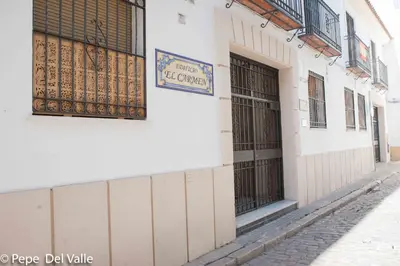 Edificio en el que se encuentra el hostal o pensión