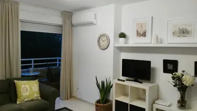 Una televisión o centro de entretenimiento en Luminoso y Confortable Apartamento