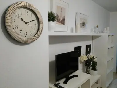 Una televisión o centro de entretenimiento en Luminoso y Confortable Apartamento