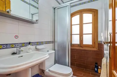 Un baño de CASAMORA Casa Para Grupos cerca Caminito del Rey