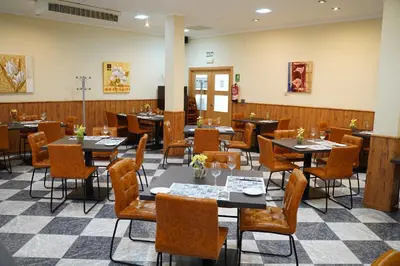 Un restaurante o sitio para comer en Hotel godisa