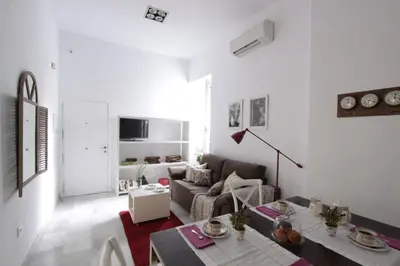 Una televisión o centro de entretenimiento en Apartamentos Plaza Pilatos