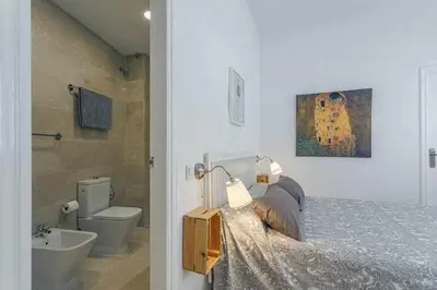Un baño de Santa Cruz Parking incluido