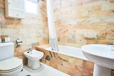 Un baño de Escoberos Courtyard Duplex by Valcambre