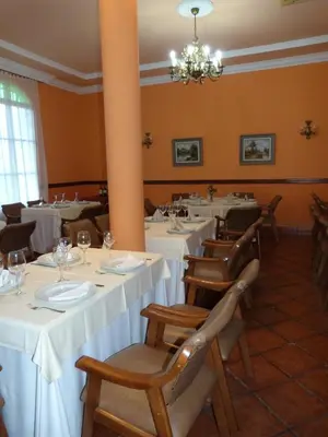 Un restaurante o sitio para comer en Hostal Restaurante Las Canteras