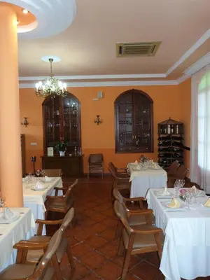 Un restaurante o sitio para comer en Hostal Restaurante Las Canteras