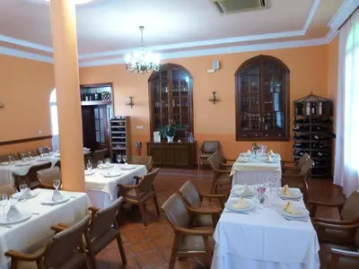 Un restaurante o sitio para comer en Hostal Restaurante Las Canteras