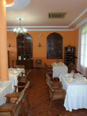 Un restaurante o sitio para comer en Hostal Restaurante Las Canteras