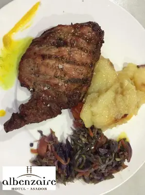 Comida en o cerca de este hotel