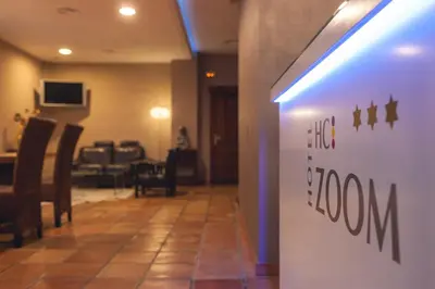 Una televisión o centro de entretenimiento en Hotel Hc Zoom