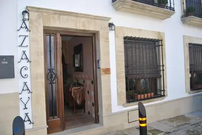 Fachada o entrada de La Azacaya