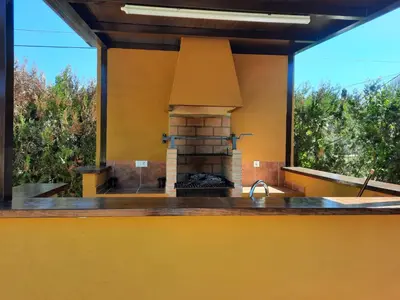Barbacoa disponible para clientes en la casa o chalet