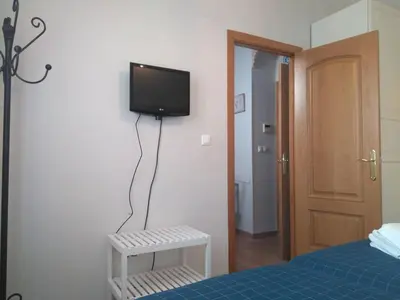 Una televisión o centro de entretenimiento en Apartamento patio de San Lorenzo VFT/CO/00990