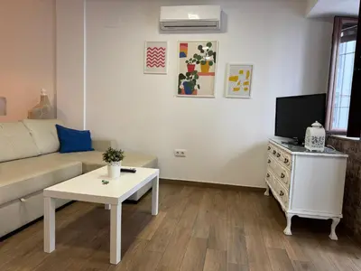 Una televisión o centro de entretenimiento en Loft Azahar junto a Puente Romano