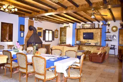 Una televisión o centro de entretenimiento en Elegant Villa in Palenciana with Pool