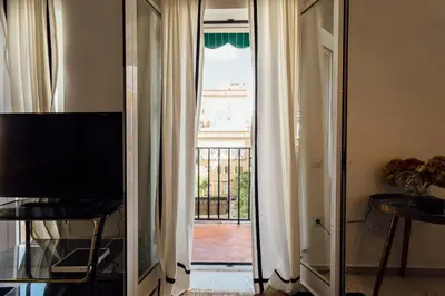 Una televisión o centro de entretenimiento en Stunning and colorful- 4Bd 2Bth- Santa Cruz