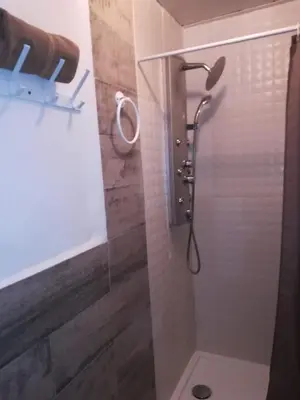 Un baño de Apto con patio y barbacoa BBQ H de la Reina