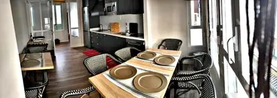 Una televisión o centro de entretenimiento en Urban Suites El Postigo