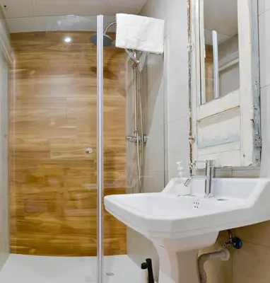 Un baño de Urban Suites El Postigo