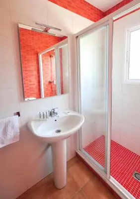 Un baño de Paredones Casa Rural Caminito del Rey