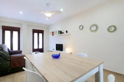 Una televisión o centro de entretenimiento en Rosas en la Balconada & Apartment with Parking in Córdoba Historic Center