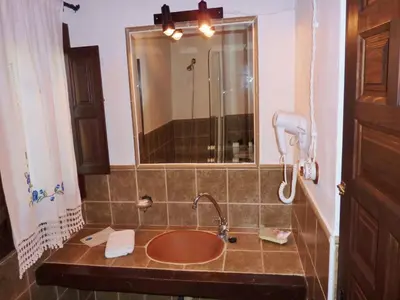 Un baño de Cottage in La Joya with Pool and Garden