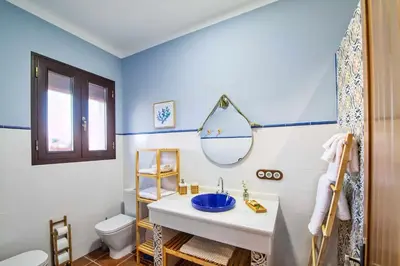 Un baño de La Garrida, casa con encanto cerca de Córdoba