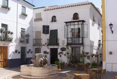 Edificio en el que se encuentra el hostal o pensión