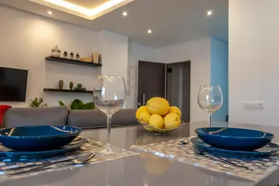 Una televisión o centro de entretenimiento en Apartamentos Cantarería, Azahar