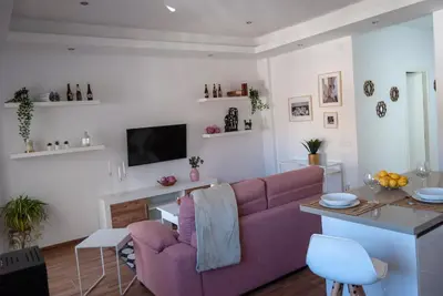 Una televisión o centro de entretenimiento en Apartamentos Cantarería, Rosa Mosqueta